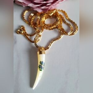 Vintage 80s Lucky Floral Jade Horn Amulet/Pendant Necklace